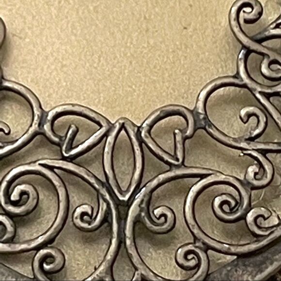 Brass colored hoops with design - Picture 5 of 9